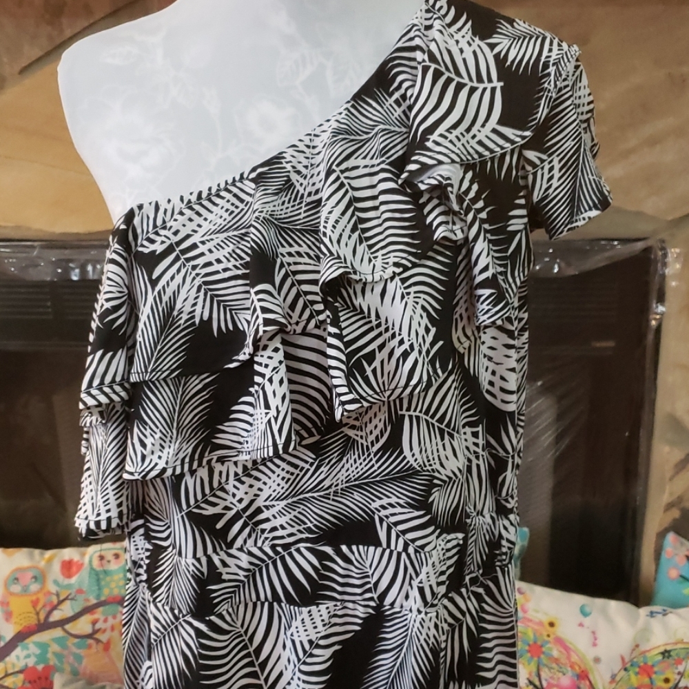 3/🚨$15 🆕️ Flattering fit, luxurious material - Picture 2 of 8